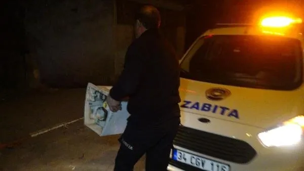 Karabük'te aydınlatma direğine takılan klozet şaşkınlık yarattı - 1