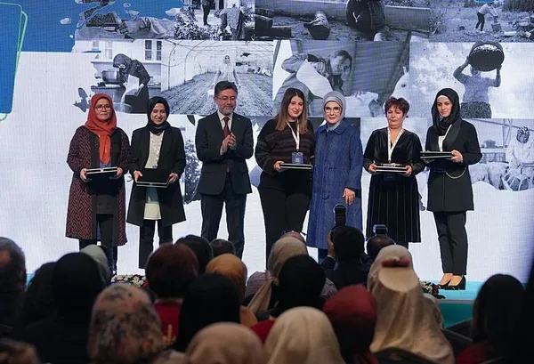 emine-erdogan-ekilmemis-tek-bir-karis-topragimiz-kalmasin-1709740092052.jpeg Emine Erdoğan 'Tarımda Kadın Emeği Zirvesi'nde konuştu: Ekilmemiş tek bir karış toprağımız kalmasın