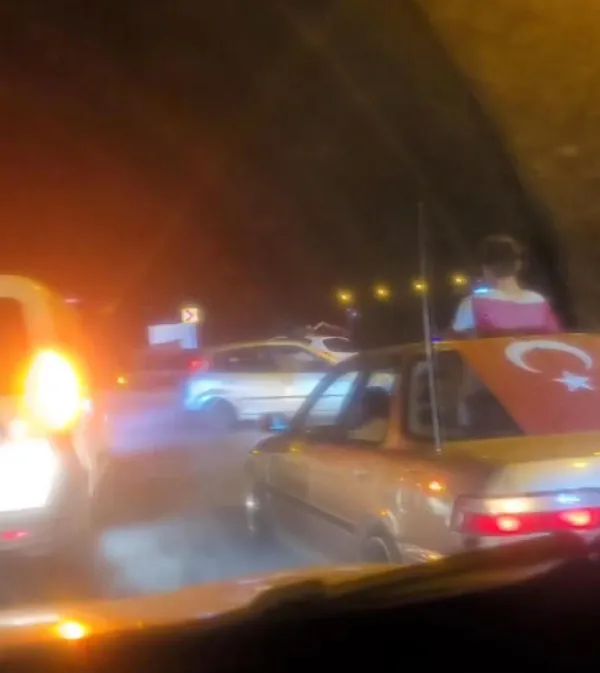 istanbulda-pes-dedirten-olay-asker-ugurlama-konvoyunda-drift-yaptilar-ambulansi-aralarina-aldilar-1660551184938.jpg İstanbul’da pes dedirten olay! Asker uğurlama konvoyunda drift yaptılar ambulansı aralarına aldılar - 4