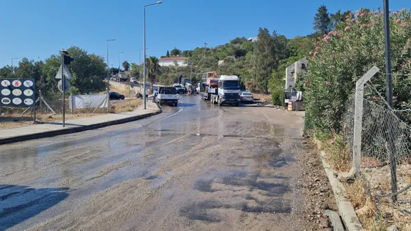 Susuz kalan Bodrum’da isale hattı patladı! Cadde ve sokaklar göle döndü
