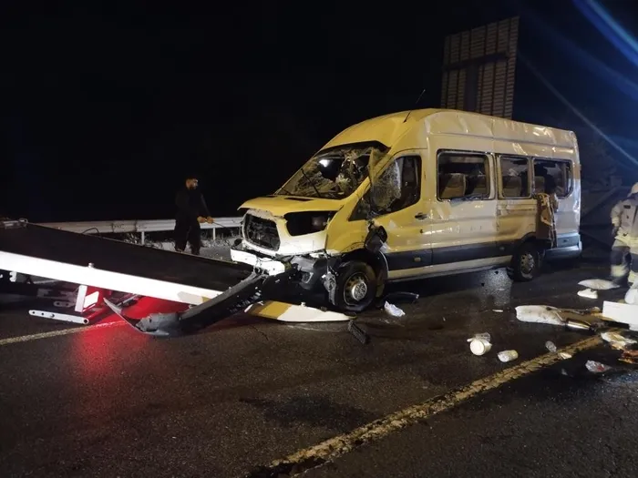 beykozda-seyir-halindeki-servis-minibusu-devrildi-3-yarali-1760667184442.jpeg Fotoğraf (İHA)