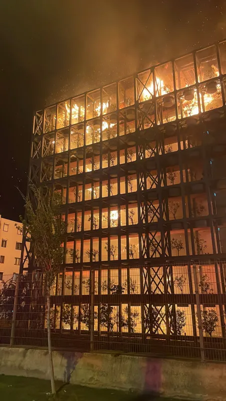 İzmir folkart yangın son dakika! Neden yangın çıktı, son durum ne? Yaralı sayısı kaç, Can kaybı yaşandı mı? İzmir Narlıdere yangın görüntüleri
