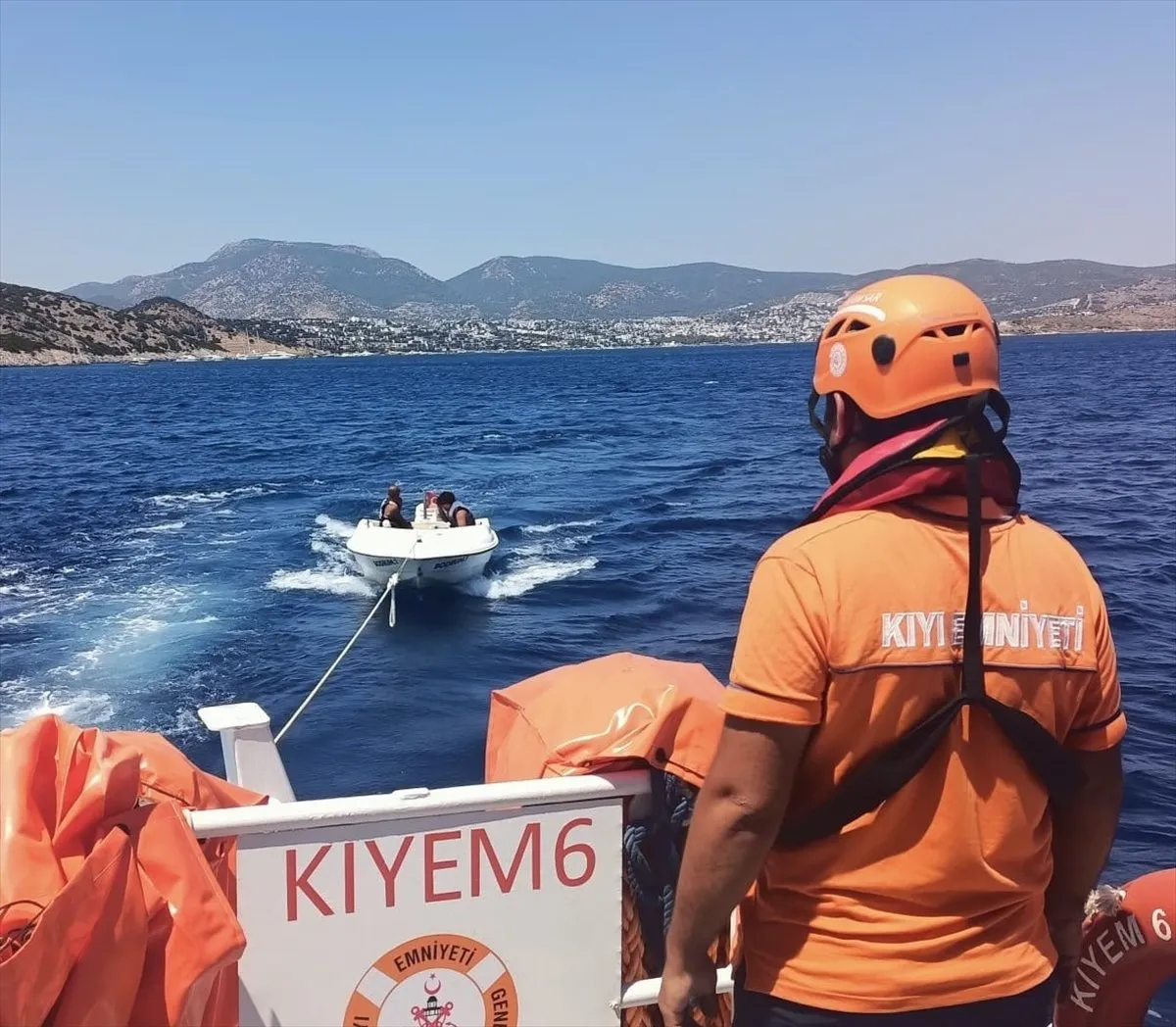 Bodrum açıklarında sürüklenen 2 teknede 9 kişi kurtarıldı
