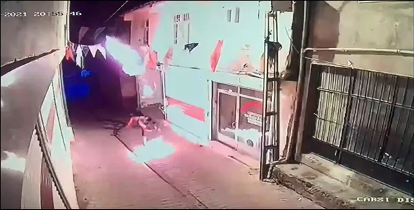 sondakika-diyarbakirda-ak-parti-ilce-baskanligina-molotoflu-saldiri-1624047727877.jpg Sondakika: Diyarbakır'da AK Parti İlçe Başkanlığına molotoflu saldırı! - 1