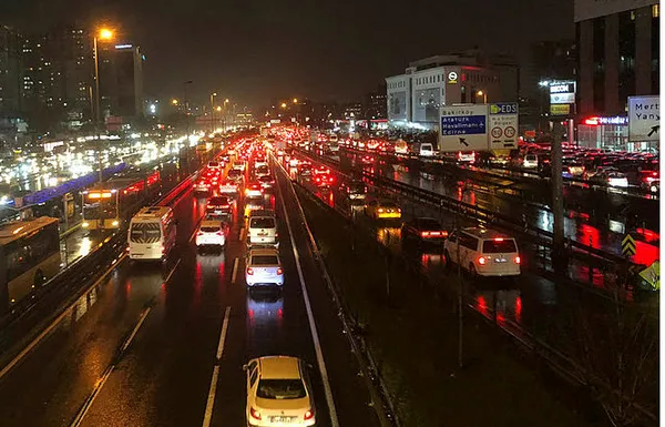 İstanbul’da yeni hafta trafikle başladı! Milyonlar yolda kaldı