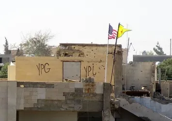 PYD "karargahı"ndaki ABD bayrağı yerinde duruyor