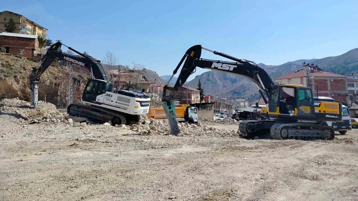 Keban'da molozlar ilçe dışına taşınıyor