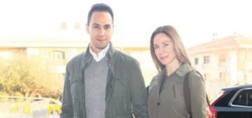Demet Şener ile eşi Cenk Küpeli el ele alışverişte