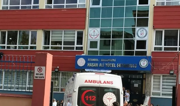 Sultanbeyli'de okulda pencereden sarkan kız kendini boşluğa bıraktı - 1