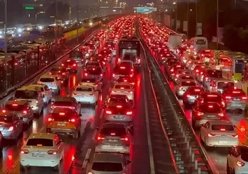İstanbul'da trafik kilit! Yoğunluk yüzde 74'e kadar çıktı | İşte alternatif güzergahlar...