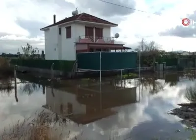 Burhaniye de yazlıklar su altında kaldı