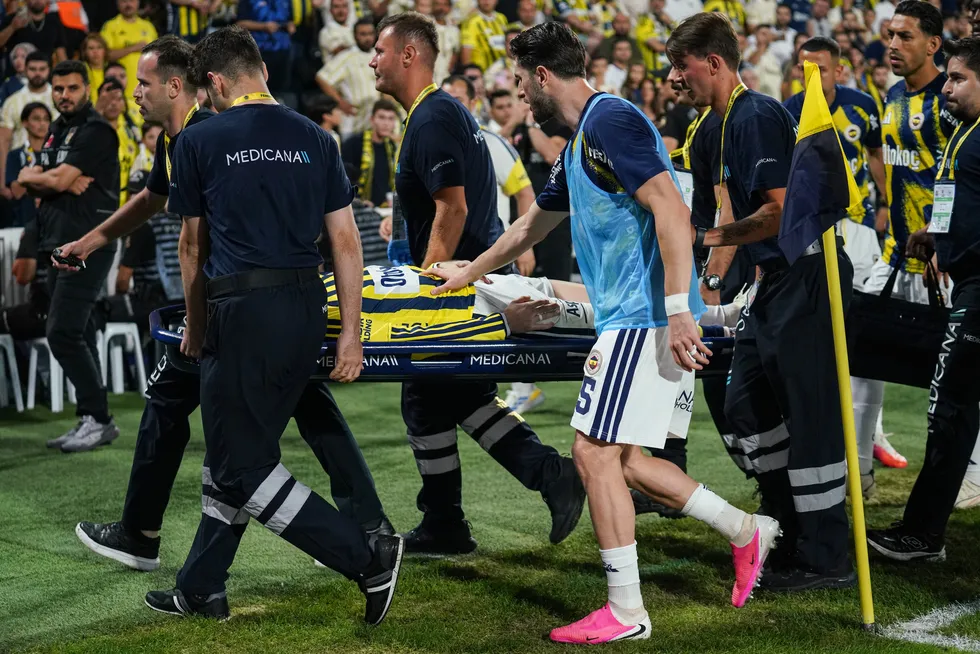 fenerbahcede-yurekler-agza-geldi-kerem-akturkoglu-sedyeyle-cikti-1787430731270.jpg Fenerbahçe'de yürekler ağza geldi! Kerem Aktürkoğlu sedyeyle çıktı - 3