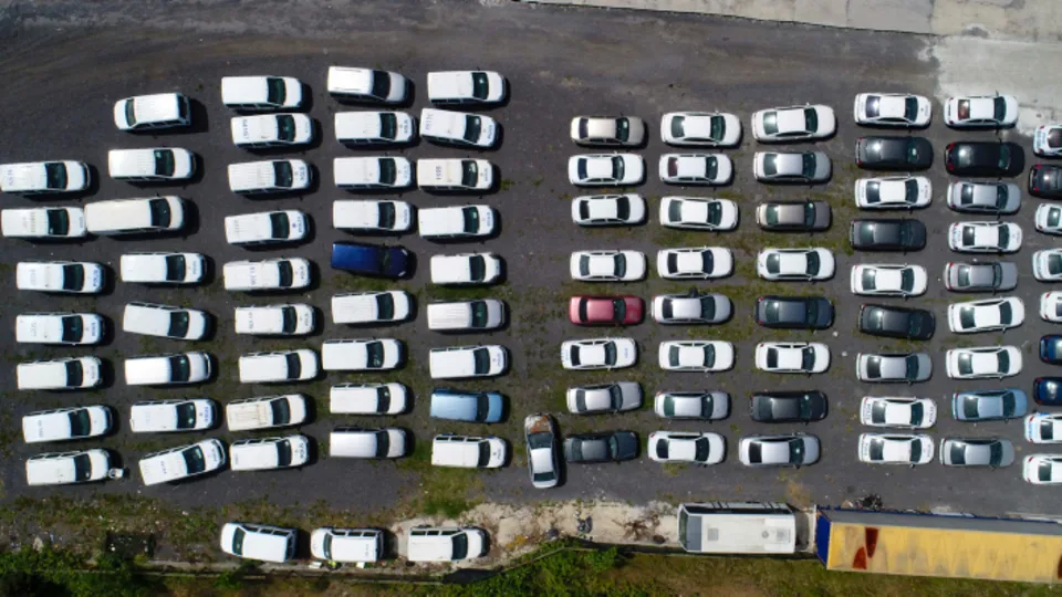 Servet değerindeki otomobiller çürümeye terk edildi! Yediemin otoparkında bekleyen araçlar kamerada