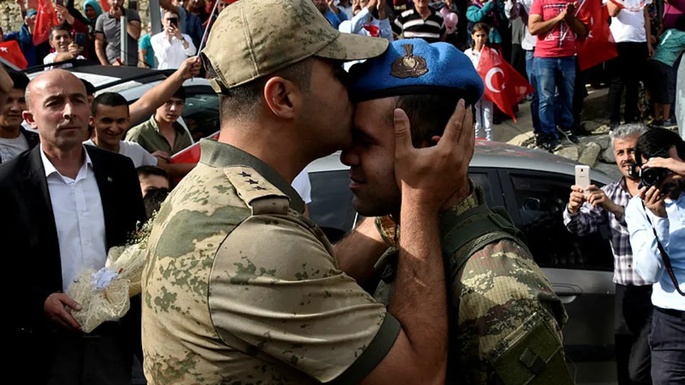 Vatandaşlar kahramanlarını bağrına bastı