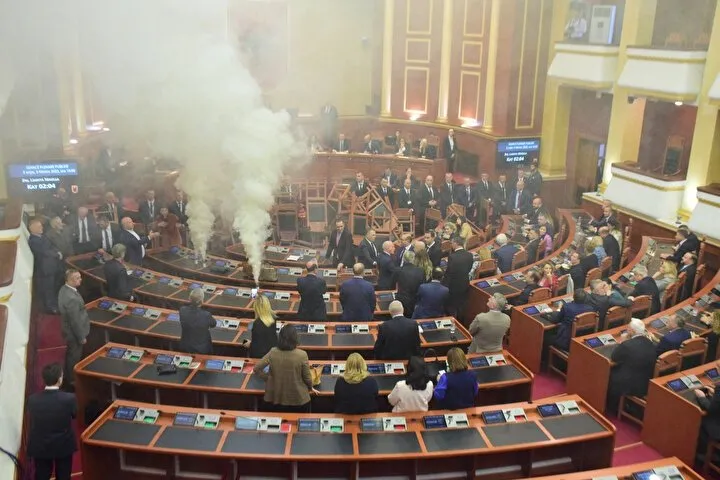 Muhalefet sis bombası attı: Arnavutluk parlamentosunda ortalık karıştı