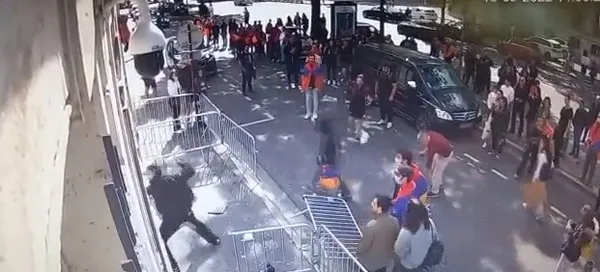 ermeni-protestoculardan-azerbaycanin-paris-buyukelciligine-alcak-saldiri-1663525387177.jpg Azerbaycan'ın Paris Büyükelçiliğine alçak saldırı! "Ermeni barbarlar..." - 1