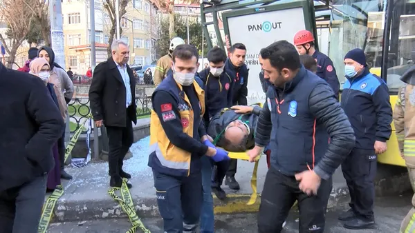 İETT otobüsü durağa çarptı! Çok sayıda yaralı var