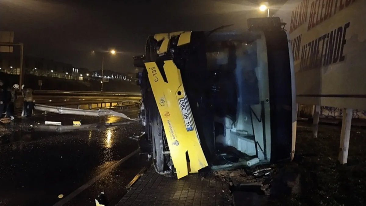 İETT otobüsü bariyerleri aşıp yan yola devrildi