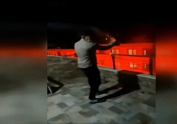 Havai fişekleri eliyle tutup patlatmaya çalıştı! Dehşet dolu anlar böyle görüntülendi