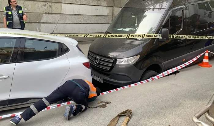 İstanbul Şişli’de yol çöktü! Otomobil ve minibüs içine düştü