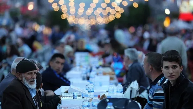 iftar-cadiri-istanbul-2023-ibb-iftar-cadirlari-nerede-ne-zaman-kurulacak-yenikapi-besiktas-kadikoy-uskudar-1679465345795.jpg