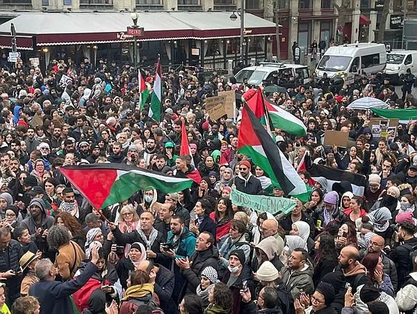Fransa’da sokaklar Gazze Paris seninle nidaları ile inliyor!
