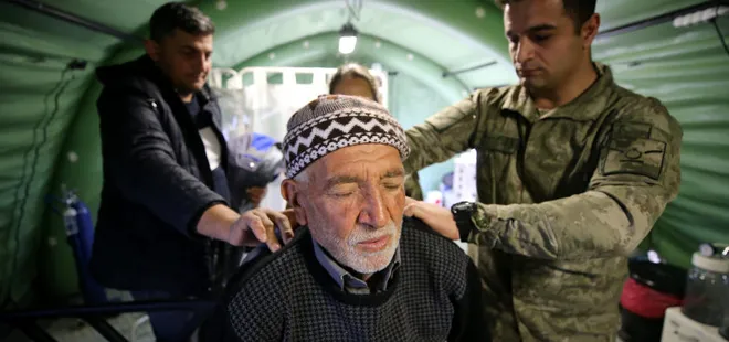 Mehmetçiğin kurduğu Seyyar Sahra Hastanesi depremzedelerin yaralarını sarıyor!