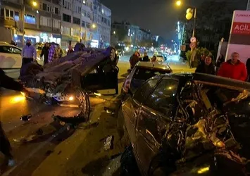 Hız yapan lüks otomobil sürücüsü 4 araca çapıp takla attı