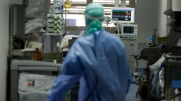 En yüksek günlük vaka rekoru! Hastanelerde yer kalmadı ambulansta tedavi ediliyorlar