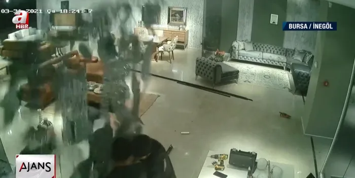 Cam değişiminde korkunç anlar kamerada! Dev cam ellerinde patladı - 2