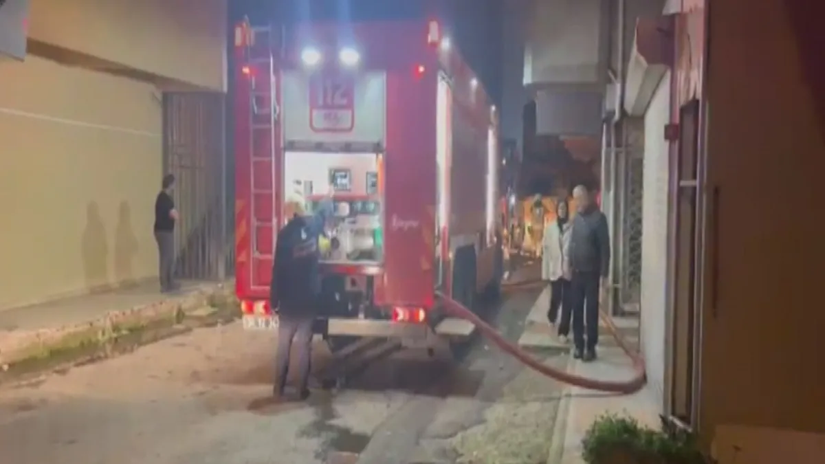 Sultanbeyli'de yangın paniği! 2 katlı evin çatısı cayır cayır yandı