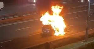 Kağıthane’de bariyere çarpan otomobil alev aldı