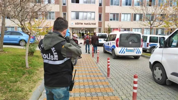 denizlide-universite-ogrencisi-arkadaslarinin-gozu-onunde-intihar-etti-1638970931159.jpg Denizli’de üniversite öğrencisi arkadaşlarının gözü önünde intihar etti - 4