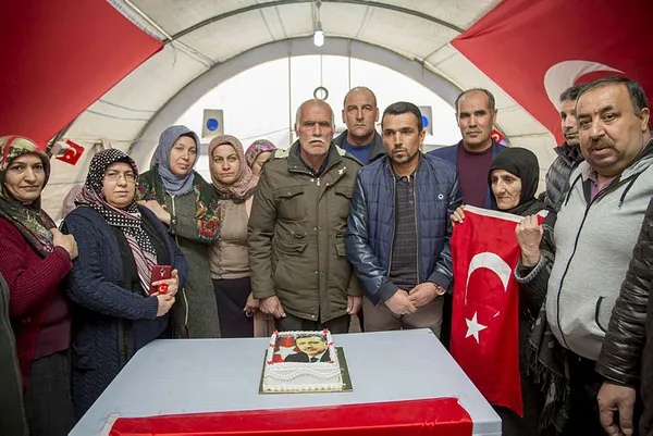 Diyarbakır'da evlat nöbeti tutan aileler Başkan Erdoğan'ın doğum gününü kutladı! "Rabb'im reisi başımızdan eksik etmesin" - 3