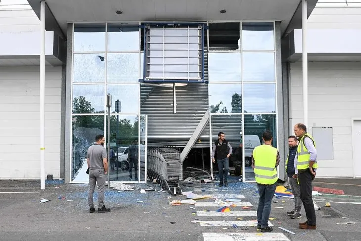 Fransa'da kaos büyüyor! Yağma, kargaşa, sokak olayları... OHAL ilan edilecek mi? Macron'dan ateşi körükleyen adım