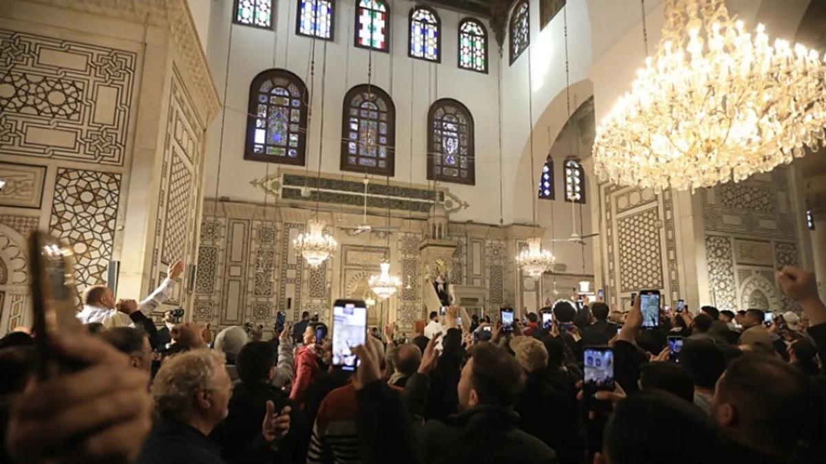 Suriye'de Esad rejiminin çökmesinin ardından ilk bayram namazı! Emevi Cami'nde eller semaya yükseldi