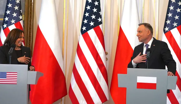 Kamala Harris ’mülteci’ sorusuna kahkaha attı! Salon buz kesti | Tepki yağıyor