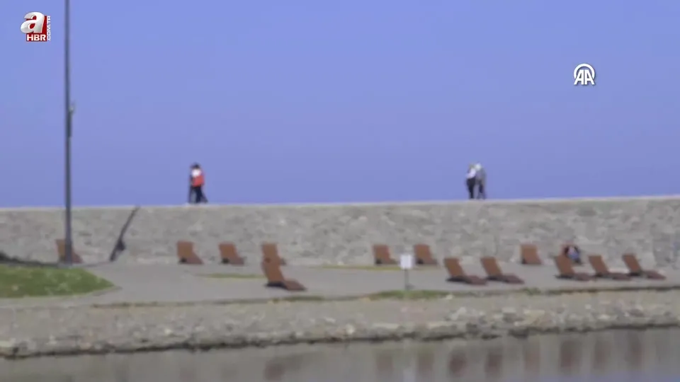 Güneşli havayı fırsat bilen vatandaşlar sahilde yürüyüş yaptı