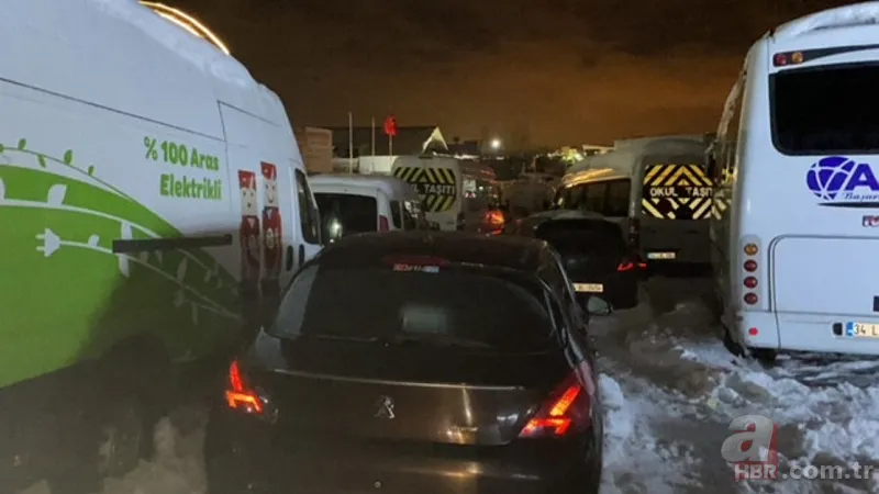 İstanbul'da sürücülerin kar çilesi sürüyor: Hadımköy'deki trafik yoğunluğu havadan görüntülendi! Kilometrelerce araç kuyruğu oluştu 22