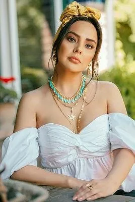 Ebru Gündeş’in sadece kaşlarını aldırmak için ödediği para dudak uçuklattı