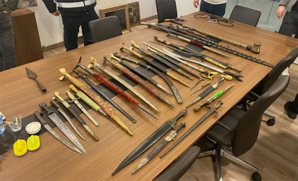 1678094418501.jpg İstanbul'da tarihi eser kaçakçıların operasyon: 2 kişi gözaltında - 2