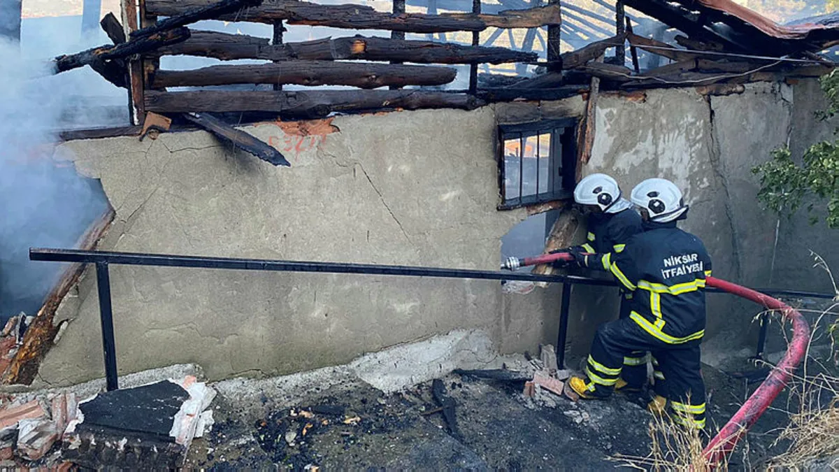 Tokat'ta bir evde çıkan yangın söndürüldü