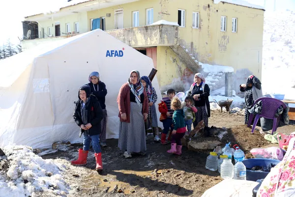 Depremzedeler jandarma desteği ile tahliye ediliyor