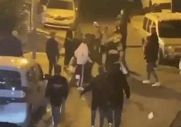 İstanbul’da sokak ortasında birbirlerine girdiler! Kasklı sopalı kavga kamerada