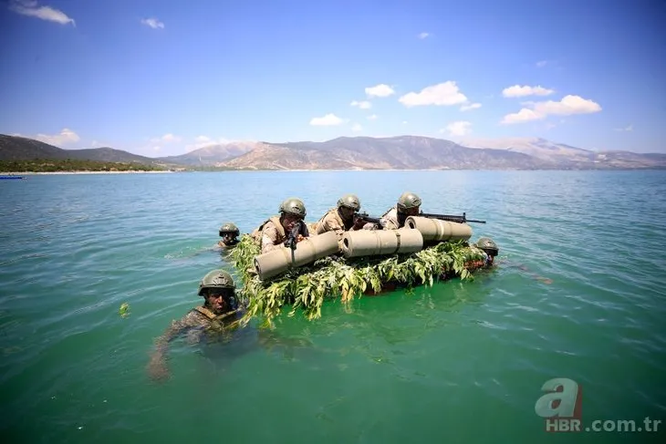Türk komandosundan ’su üstü harekatı’ kursunda enfes görüntüler! Zorlu eğitim tamamladı