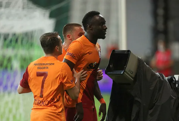 Galatasaray’dan olaylı galibiyet! Marcao Kerem Aktürkoğlu’na önce kafa sonra yumruk attı! Giresunspor 0-2 Galatasaray MAÇ SONUCU