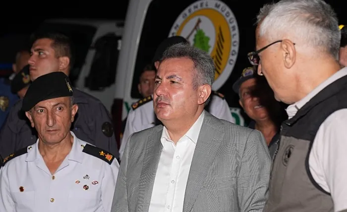 izmir-urlada-orman-yangini-evler-tahliye-edildi-alevlerin-nedeni-ortaya-cikti-vali-elbandan-ilk-aciklama-1-goz-1722374408948.jpg İzmir Valisi Süleyman Elban yangına ilişkin açıklamalarda bulundu.