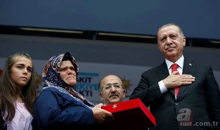 Cumhurbaşkanı Erdoğan şehit Eren Bülbül’ün annesine hediye edilen evin anahtarını verdi