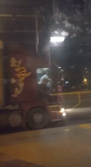 istanbulda-saskina-ceviren-goruntuler-metrobus-beklerken-tir-geldi-1656678474336.jpg İstanbul’da şaşkına çeviren görüntüler! Metrobüs beklerken tır geldi - 3