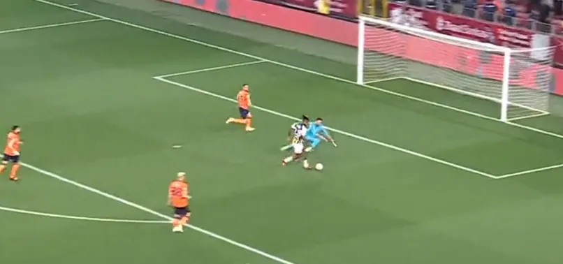 Caner Erkin sosyal medyayı salladı! Fenerbahçe-Başakşehir ZTK maçında kenara gelirken formasını çıkartıp yere fırlattı